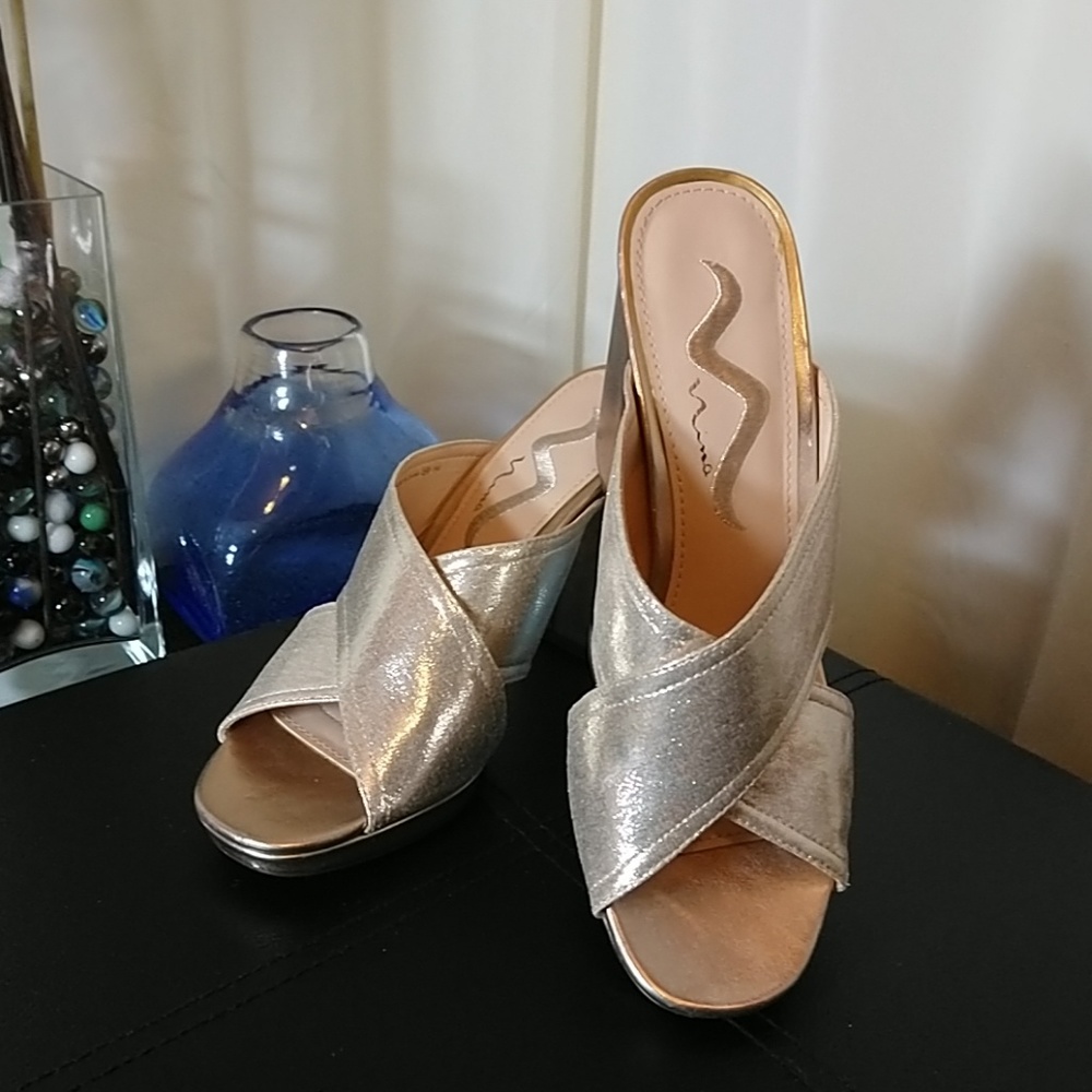 NINA "ADONCIA" leather gold NWOT slides-